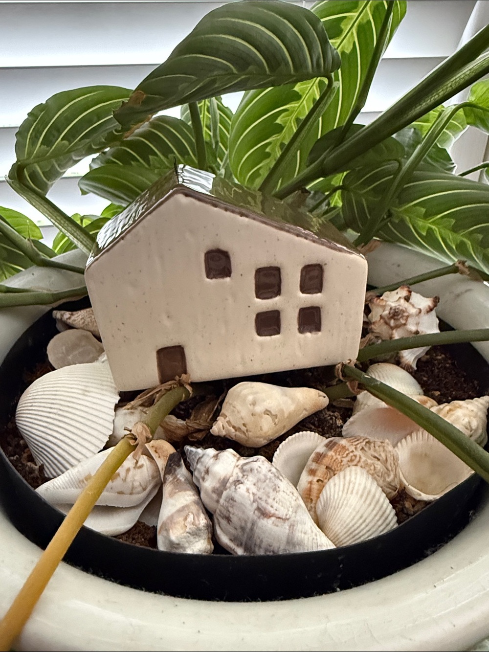Small Stoneware House Figurine - Picture 11 of 11